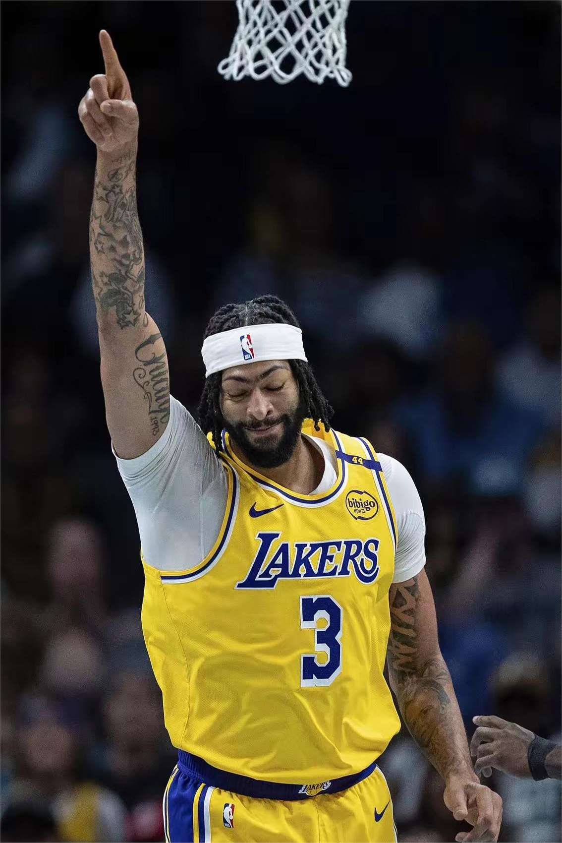 爱游戏官方-锐不可当首场状态出色，老鹰观众沸腾！，浓眉哥重返赛场引发球迷热议(锐不可当打一数字)