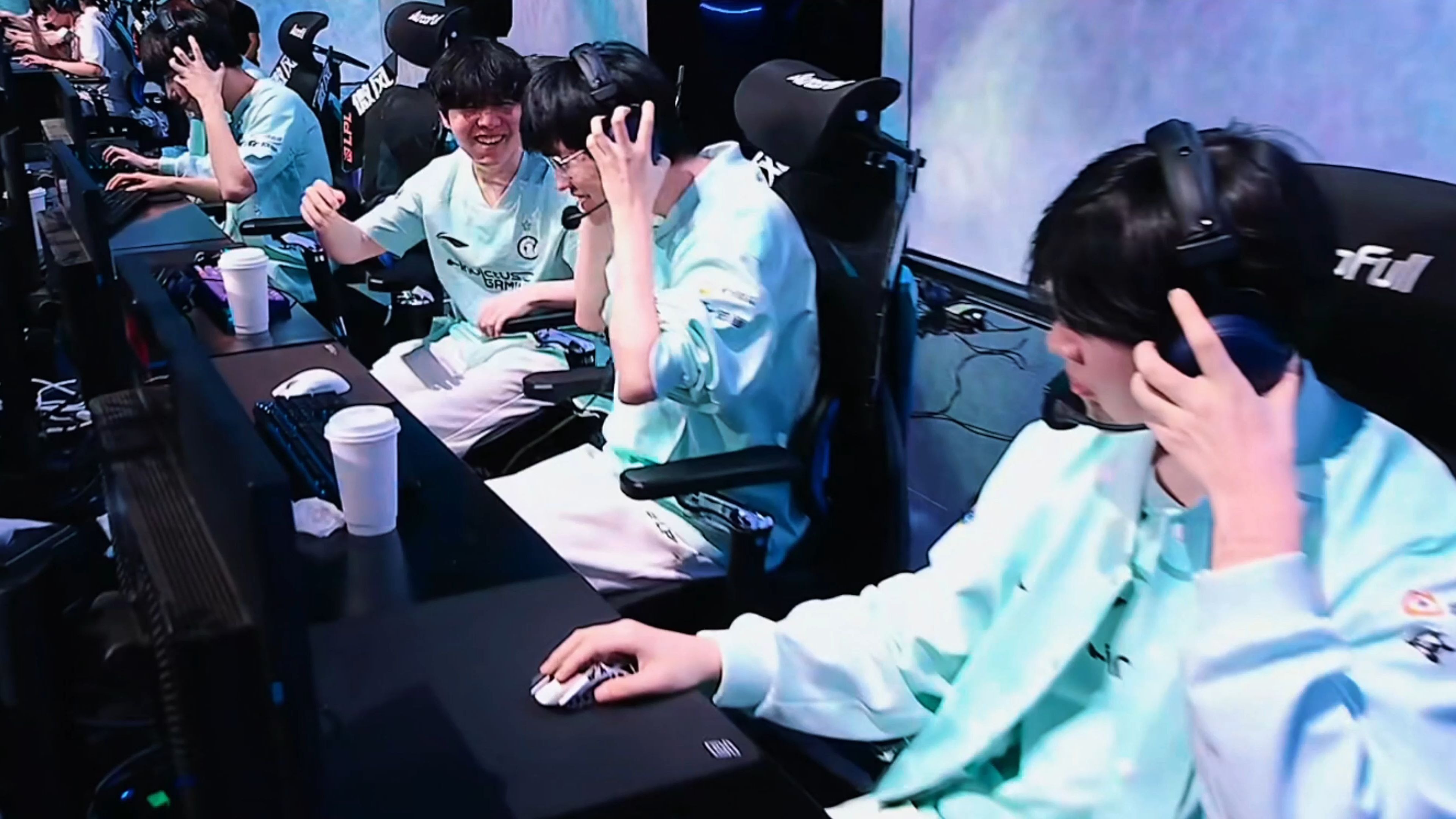 爱游戏官网-包含JackeyLove在美国队比赛中最后时刻胜出，比赛规则变更引发热议！热度持续攀升的词条